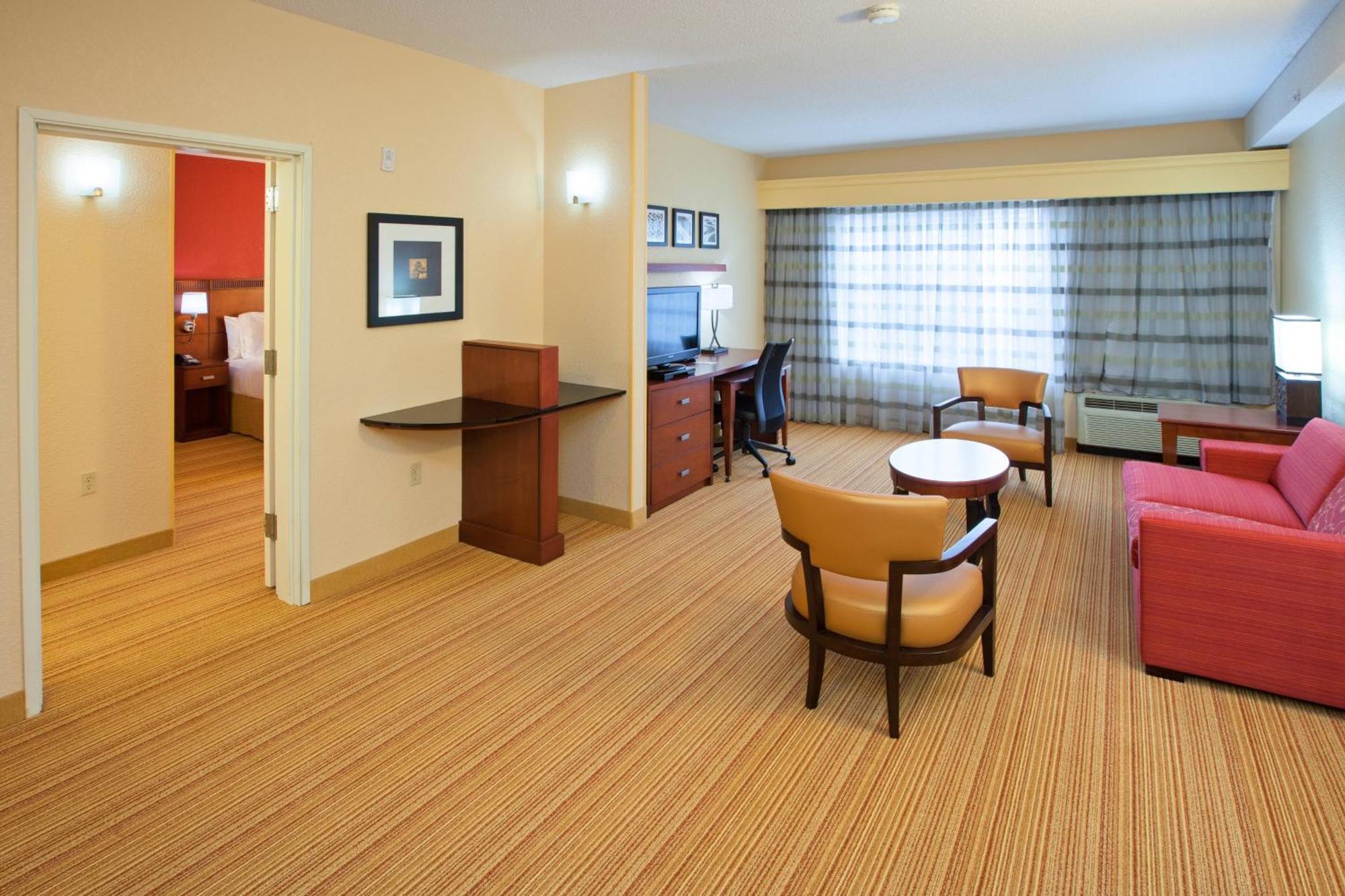 Courtyard Louisville Northeast Room photo